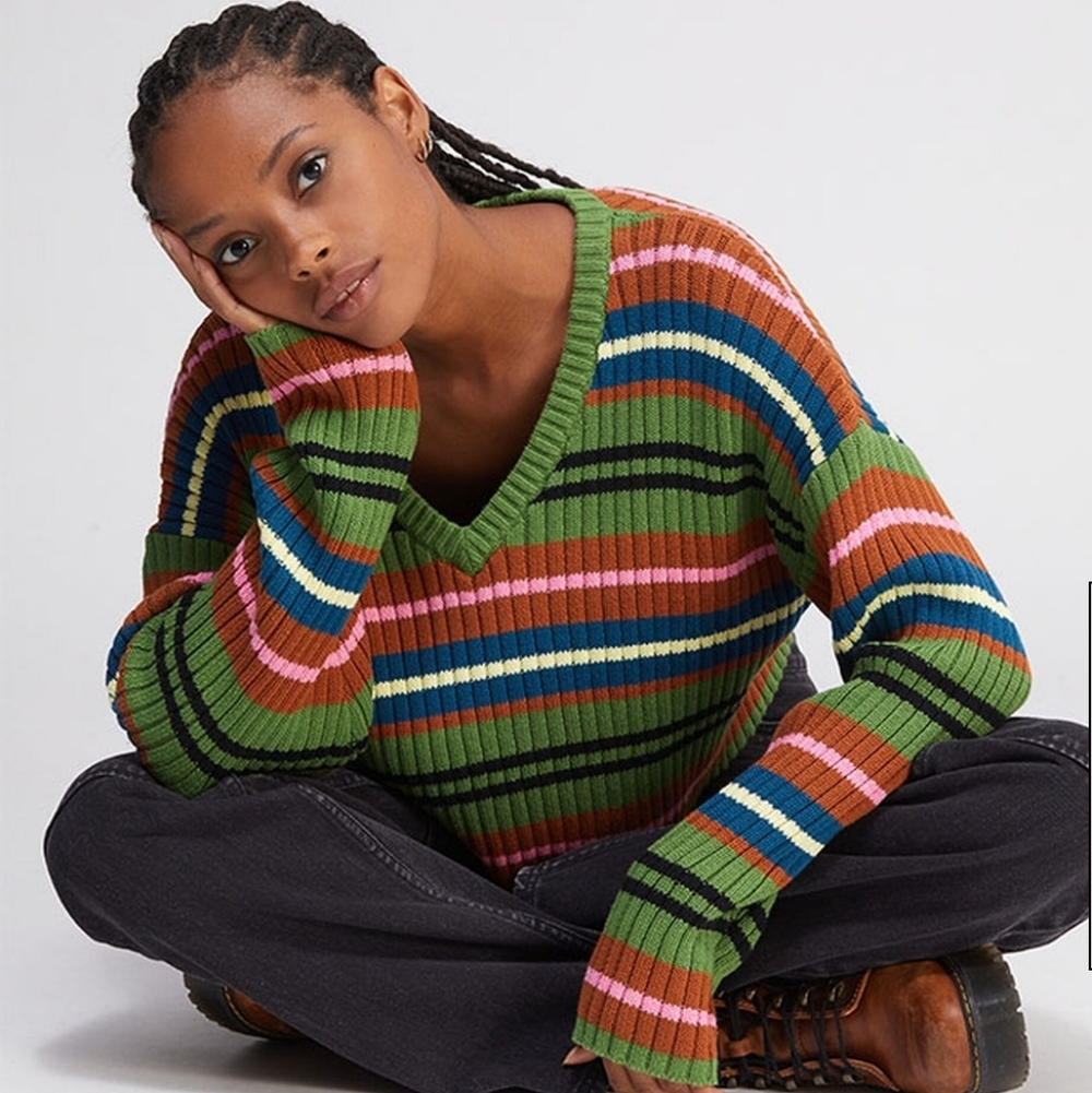 La Hearts 90's Girl V-Neck Sweater
